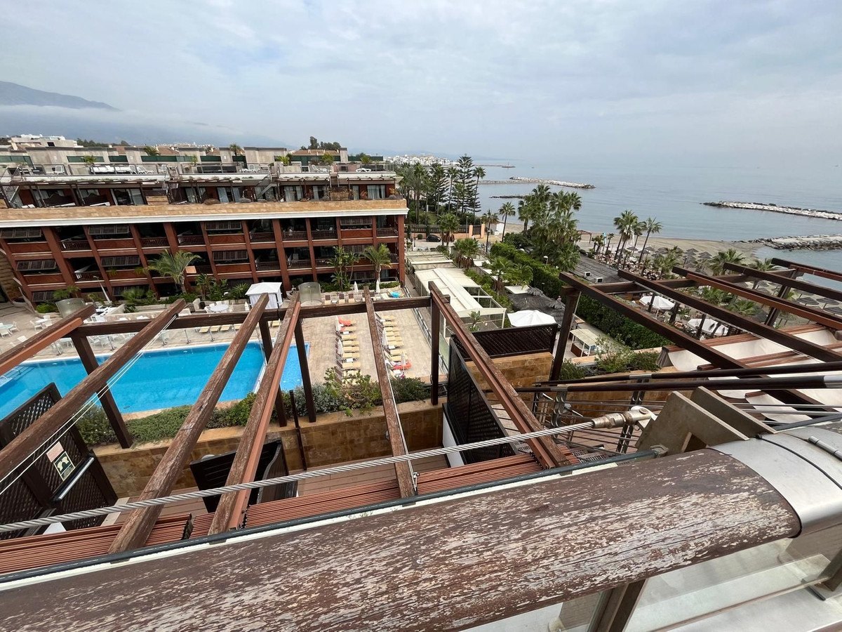 The pool and the sea from the roof