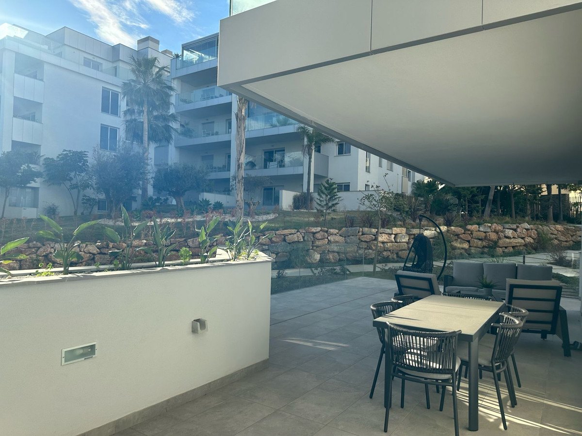 The 46 m² terrace with its dining table and lounge chairs