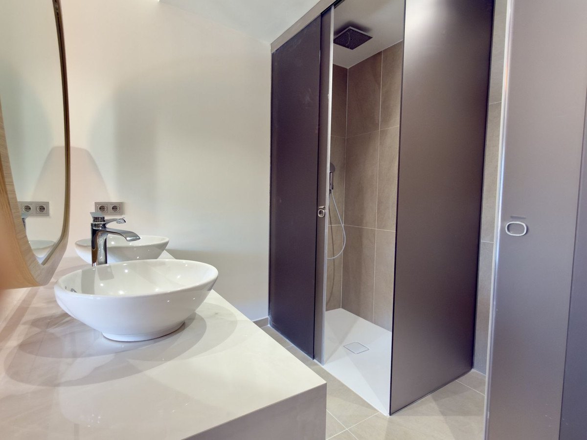 The bathroom with its vessel basin