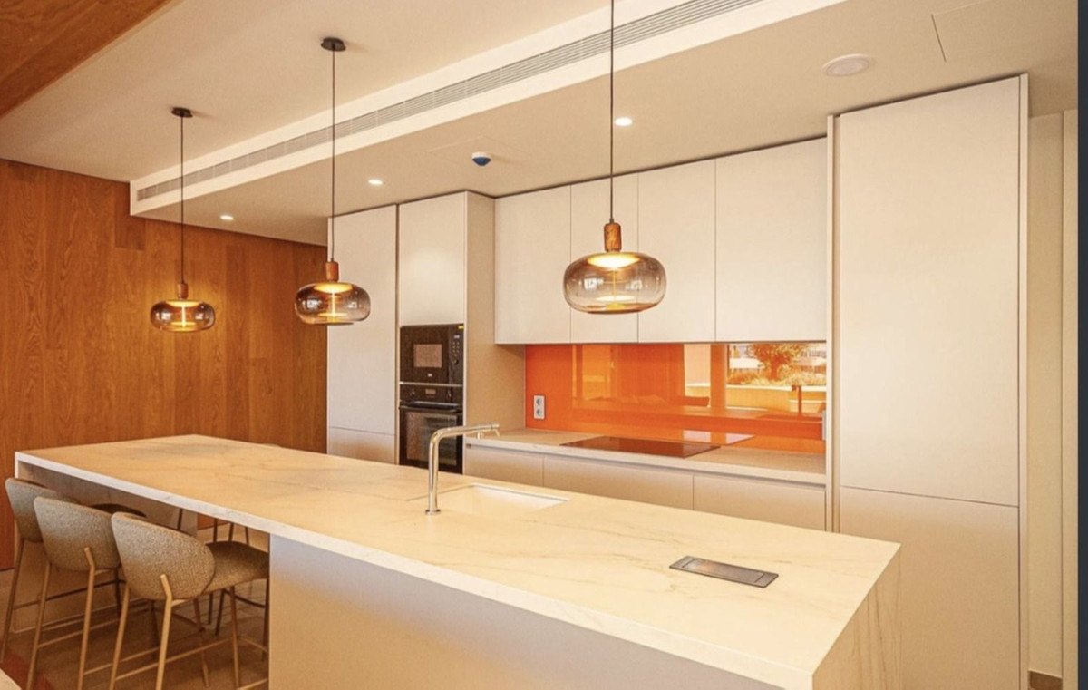 The kitchen and its persimmon glass