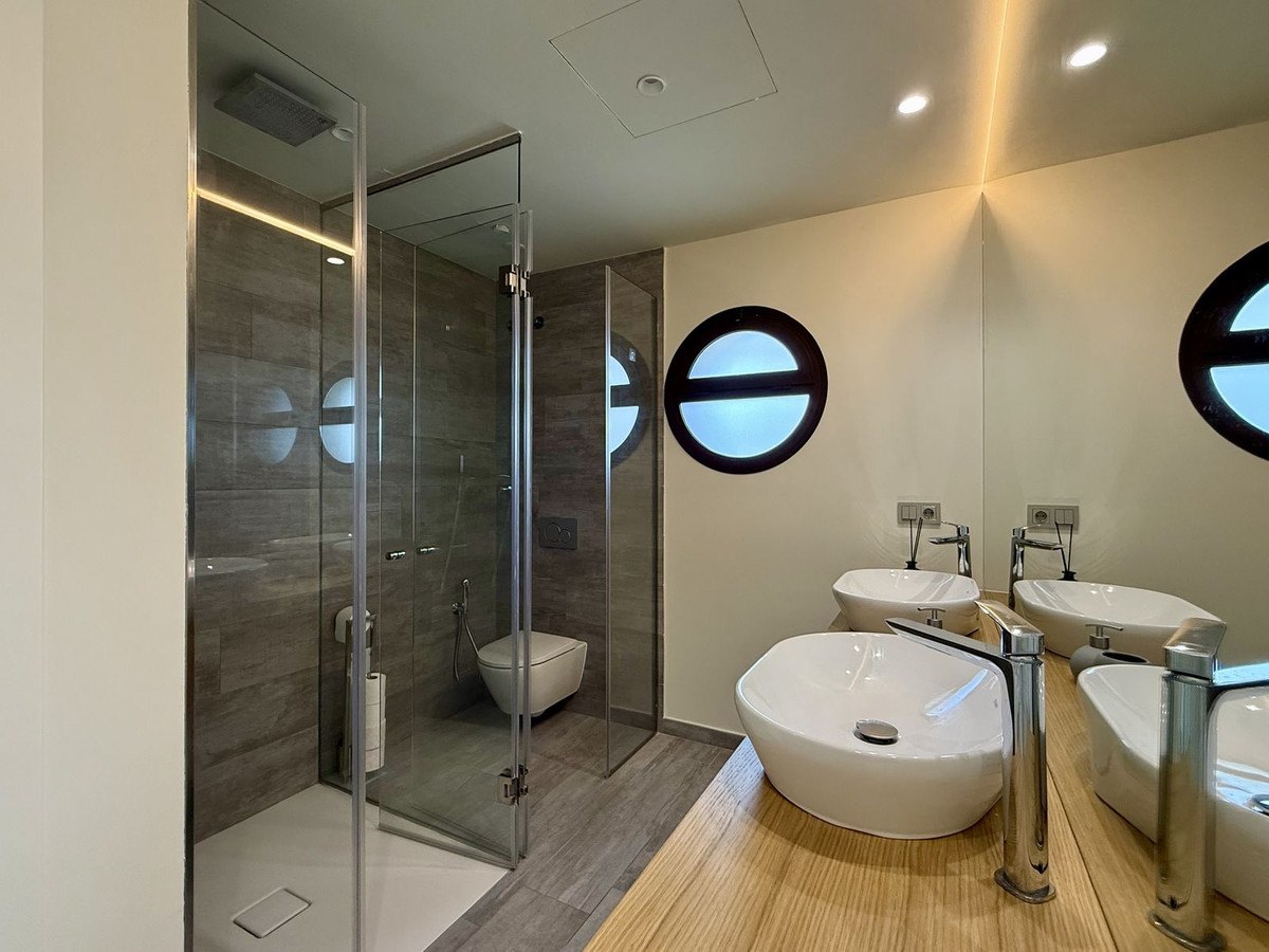 Bathroom with its shower and a round window