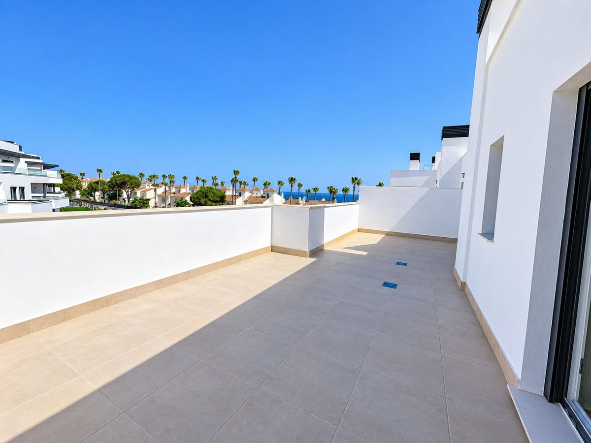 The 90 m² terrace, empty and waiting to be furnished