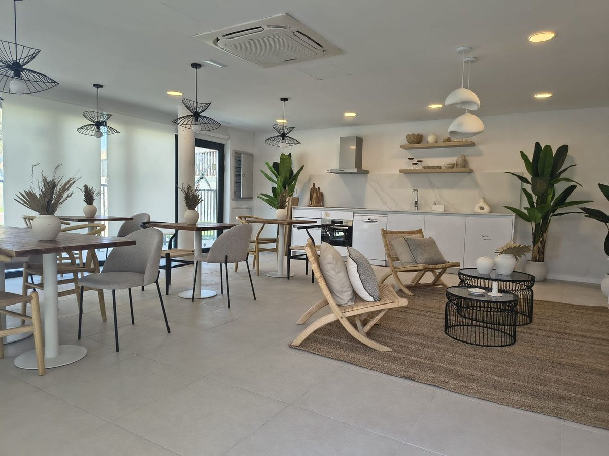 The gourmet lounge, with its kitchen and long tables