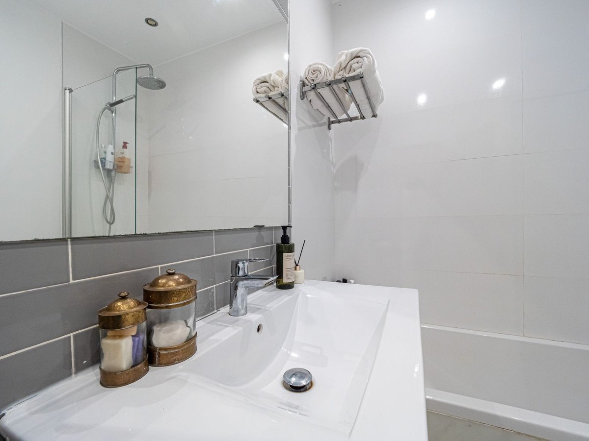 The en-suite bathroom