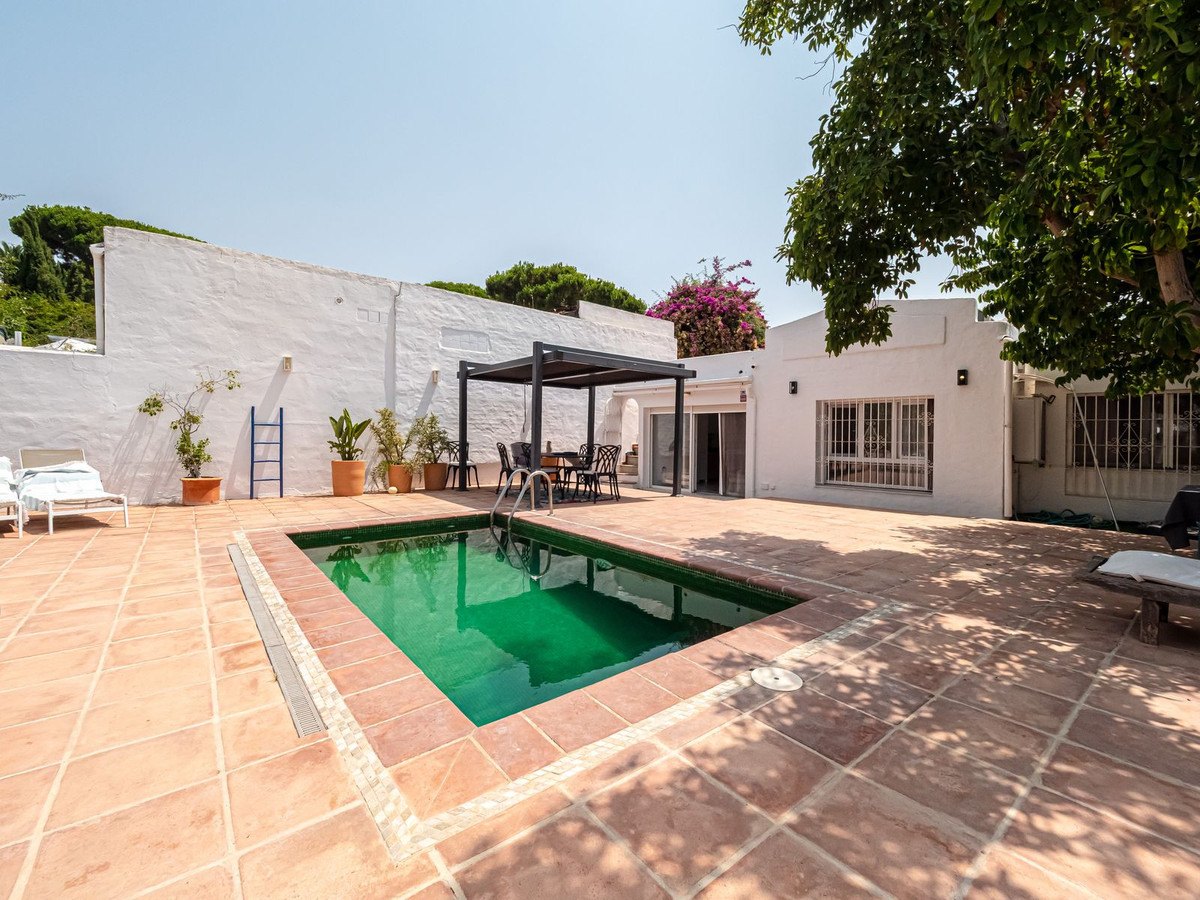 The private pool in green mosaic, with the pergola beyond