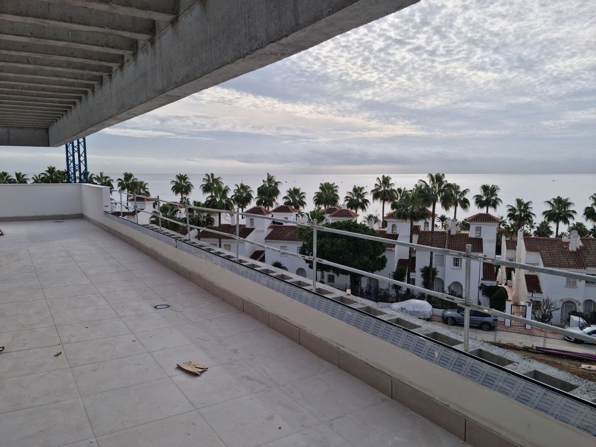Under the edge of the roof, the sea ahead