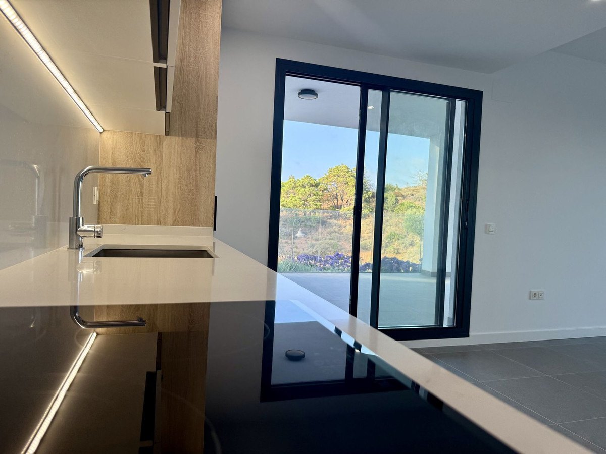 Kitchen worktop and its light line