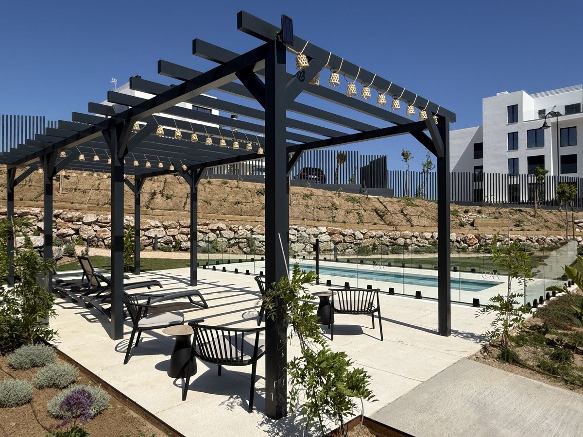 Shade under the pergola