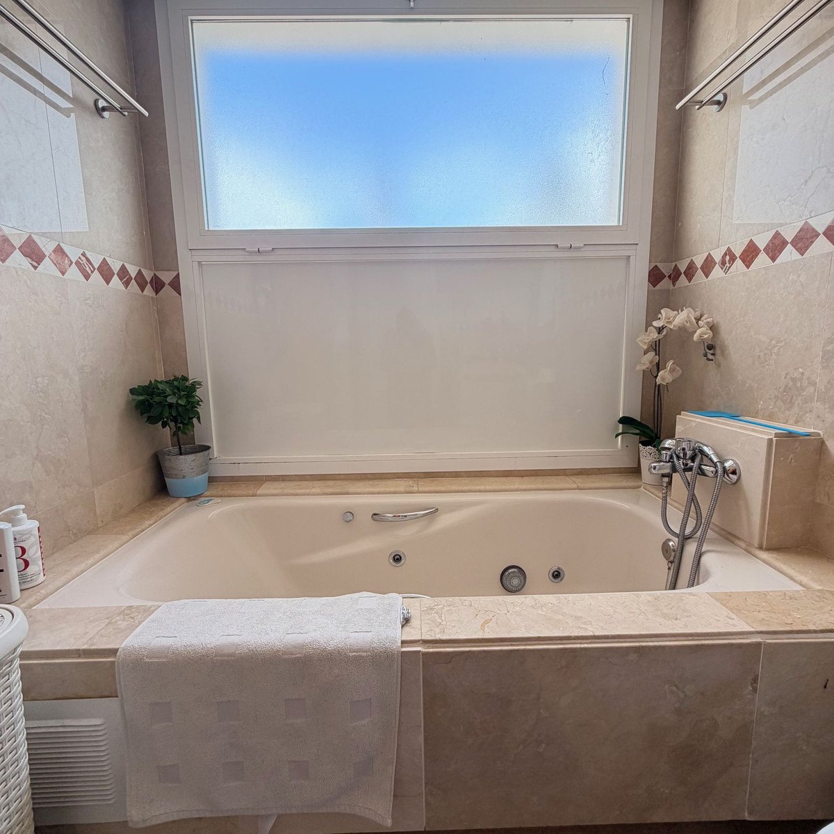 Bathroom with a jacuzzi bath