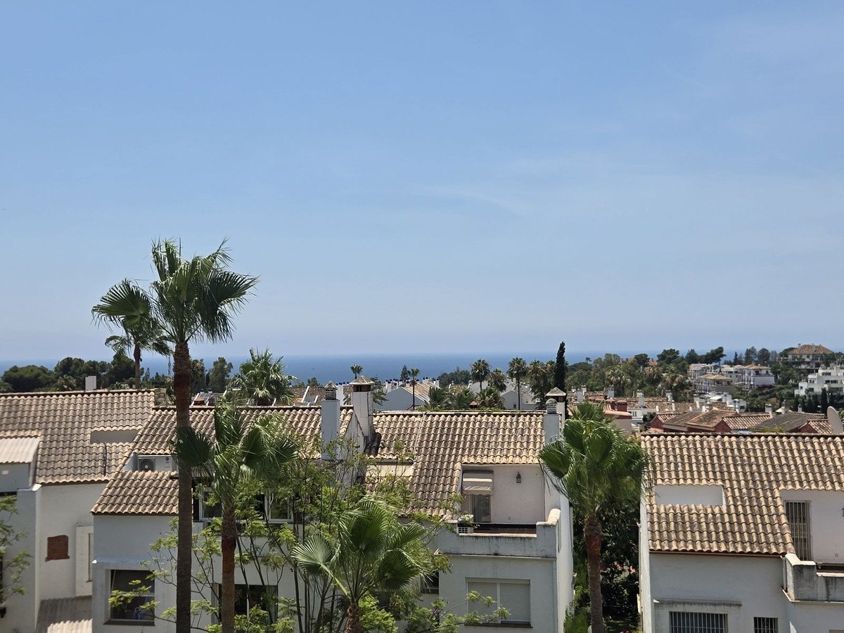 Over the rooftops to the sea